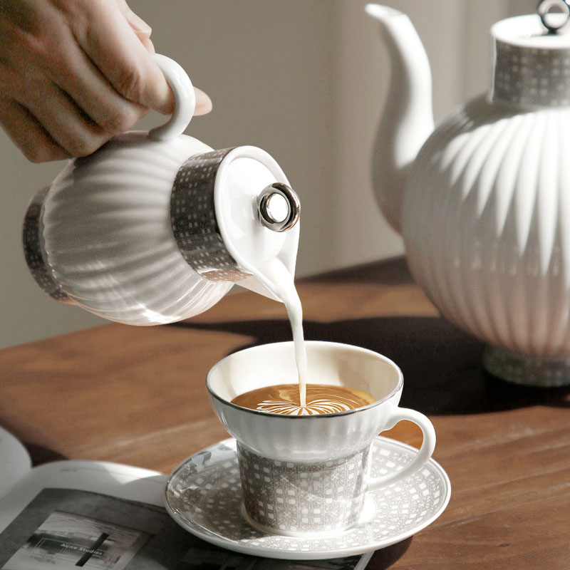 Coffee Tea English - 軽くて豪華なコーヒーカップとソーサー、イングリッシュアフタヌーンティー、絶妙なミルクポット、シンプルな家庭用ケトル、カンフーティーセット