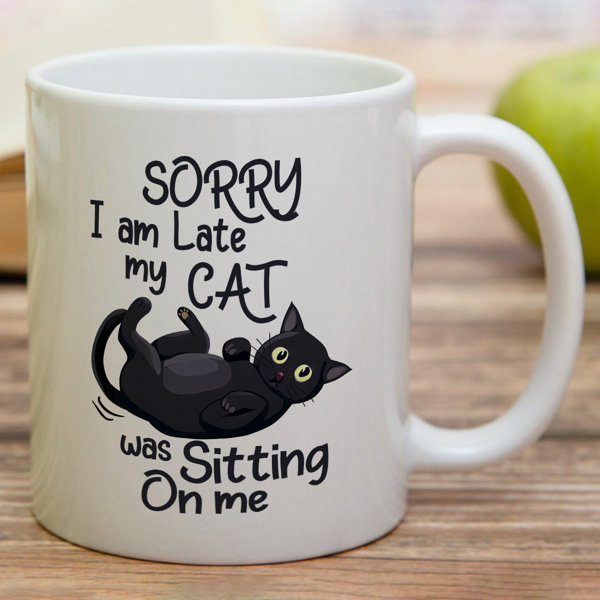 Coffee Tea Me - 面白い猫の形をしたセラミックマグ 1 個、「遅くなってごめんなさい、私の猫が私に座っています」デザイン - 手洗いのみ、再利用可能なコーヒーと紅茶のマグカップ