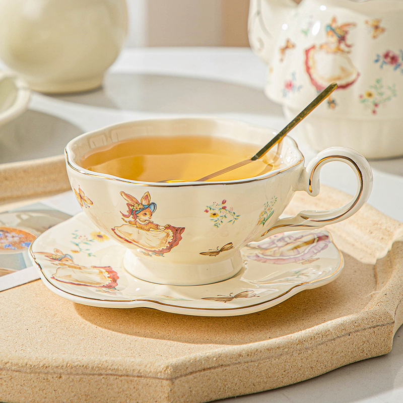 Coffee Tea English - 英語のレトロなコーヒーカップとプレート、アリスウサギの塗装セラミックカップ、午後の椿ティーカップ、お土産付きの絶妙なギフト