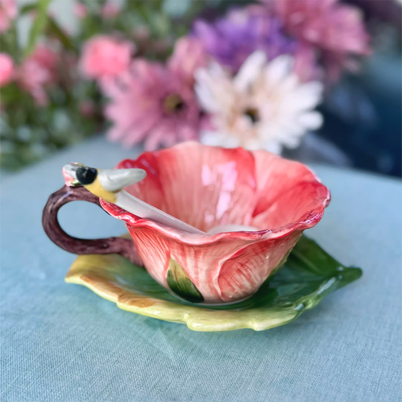 Coffee Or Tea Please - 陶器の花柄コーヒーカップ＆ソーサー、スプーン付き。精巧なエンボス加工の葉と花のデザイン。アフタヌーンティーやフラワーティーに最適。