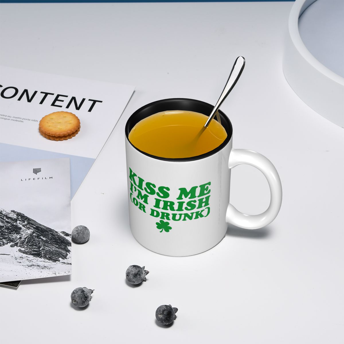 Kiss Me I'm Irish マグカップ 面白いセラミ - Coffee Tea Me のレビューと価格