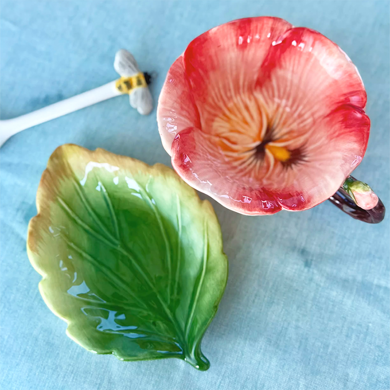 陶器の花柄コーヒーカップ＆ソーサー、スプーン付き。精巧なエン - Coffee Or Tea Please のレビューと価格